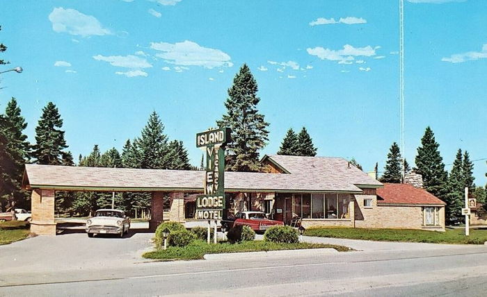 Chalet North Motel (Island View Lodge Motel) - Old Postcard